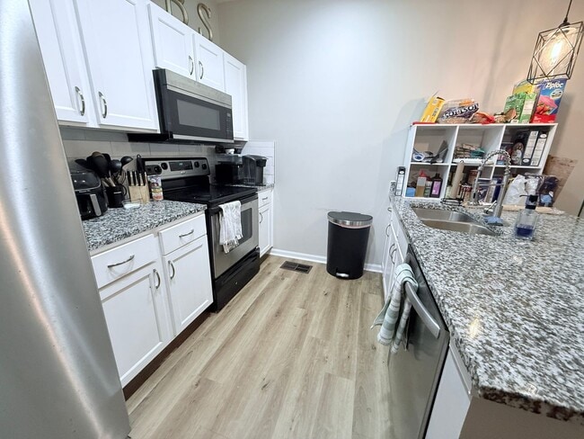 Building Photo - 4BD/4BA FURNISHED ROWANDALE UNIT