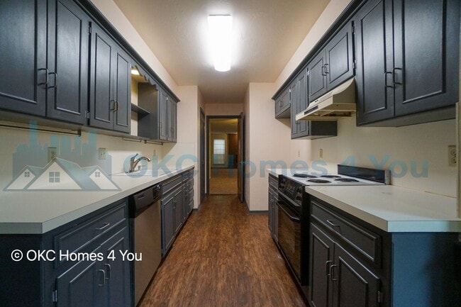 Building Photo - Townhouse with 3 beds and 3 baths!