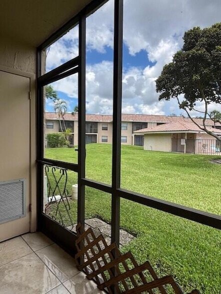 Building Photo - 6748 Palmetto Cir S