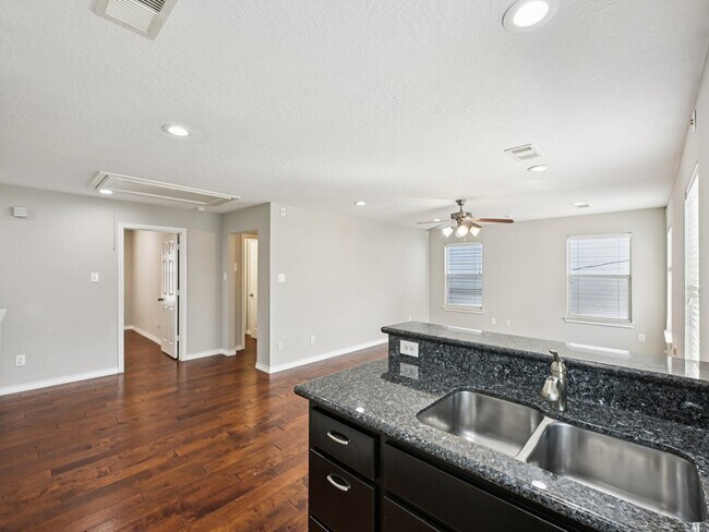 Building Photo - 1405 Bailey St