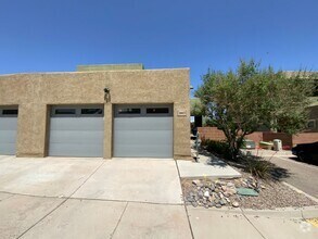 Building Photo - 4 Bedroom Home Available in Juan Tabo Hills!