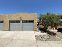 Building Photo - 4 Bedroom Home Available in Juan Tabo Hills!