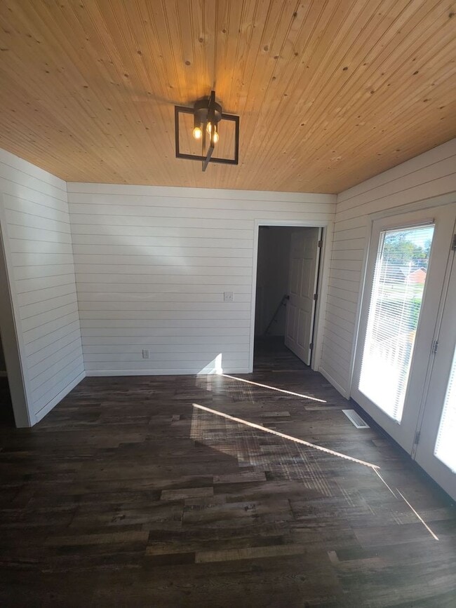 Building Photo - Beautifully Renovated 3-Bedroom Single-Family Home with 2-Car Garage Near HWY 111