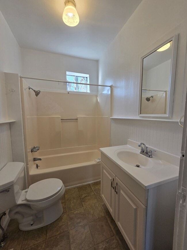 Building Photo - West Side Petaluma Near Down Town  - 2 Bedroom 1 Bathroom