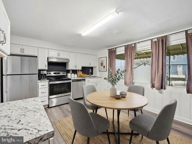 Building Photo - 7911 Bank St