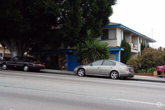 Building Photo - 917 Centinela Ave