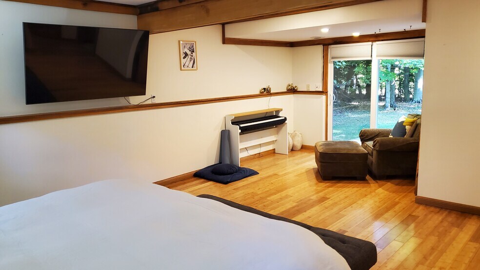 Building Photo - 7967 Sunset Dr