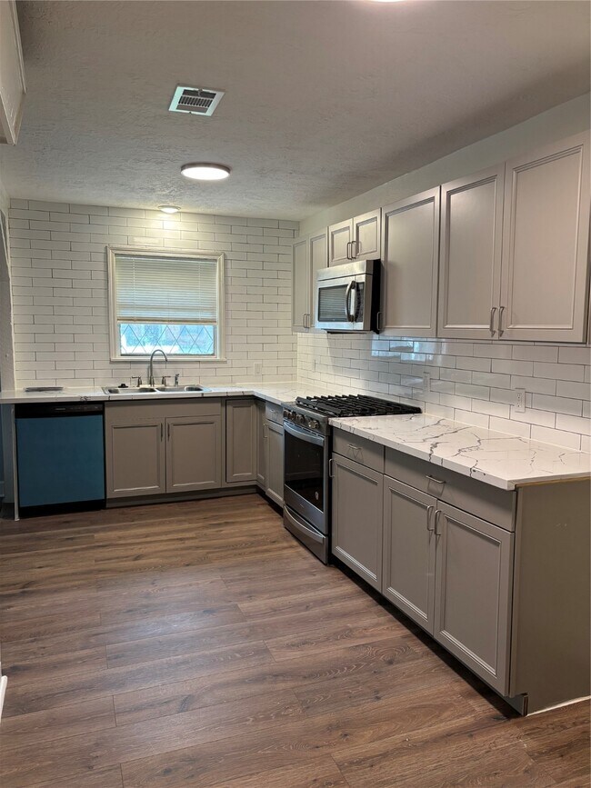 Building Photo - 4115 Tidewater Dr