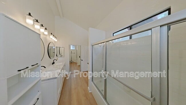 Building Photo - 2102 Cliff Dr