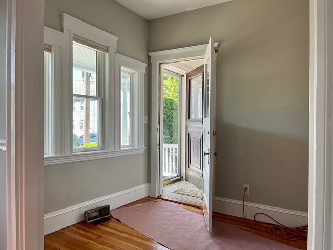 Building Photo - 72 Everett St