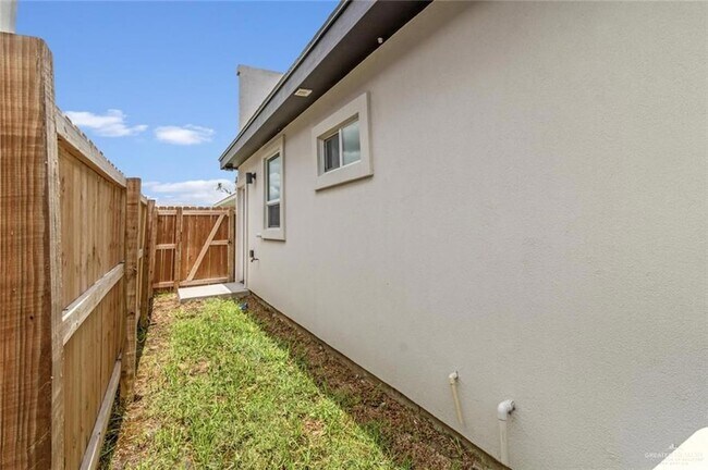 Building Photo - 901 Sugar Gdn Dr