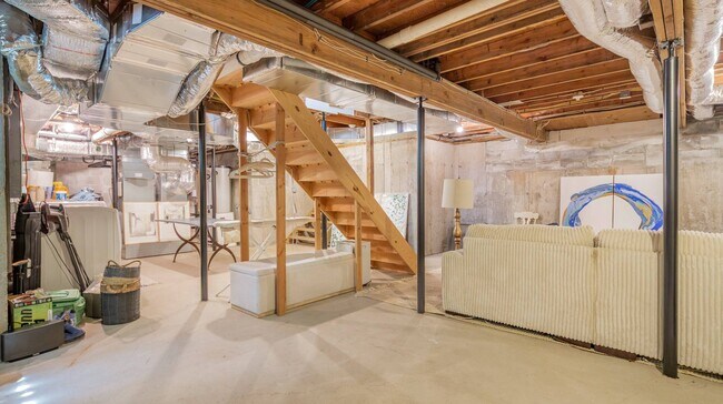 Building Photo - 156 Georgica Rd