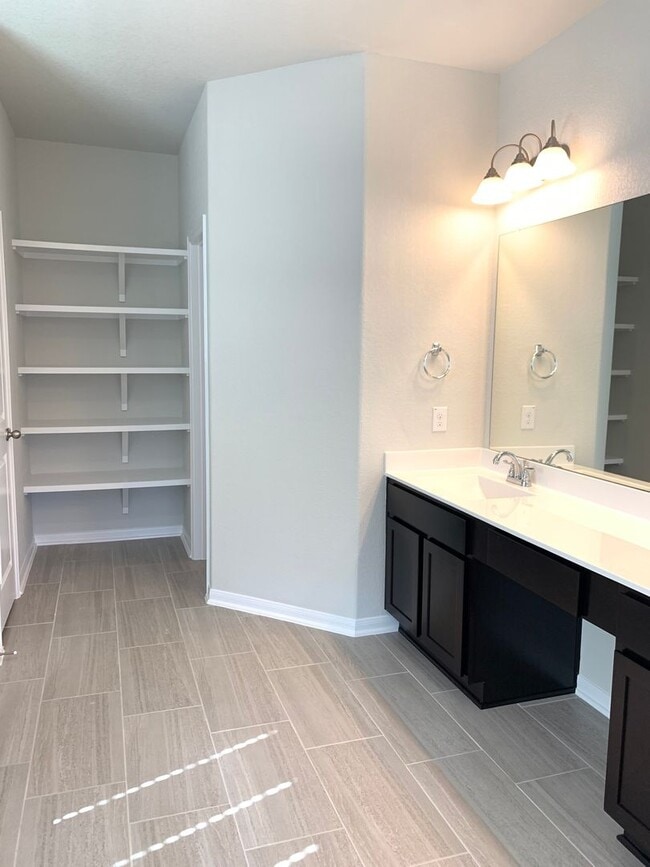 Building Photo - Large Single Level 4-bedroom in Oak Creek ...