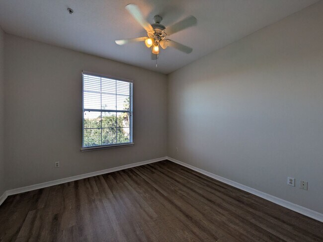 Building Photo - Top Floor Condo at Lakeside at Lakes of Windermere