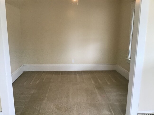 Building Photo - 4 Bedroom Single Family Home