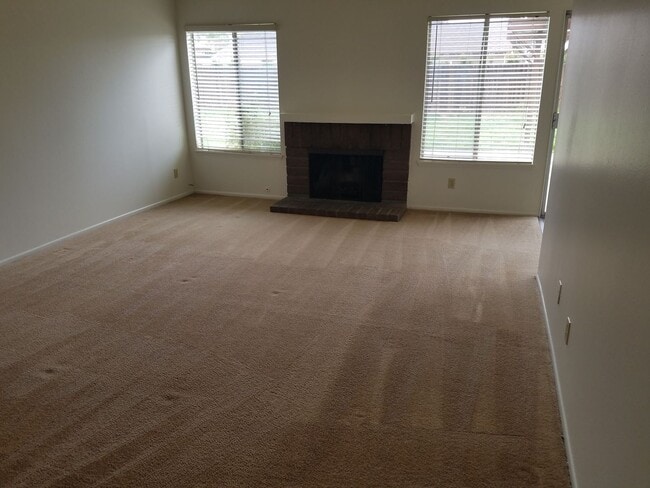 Building Photo - 4 Bedroom Single level