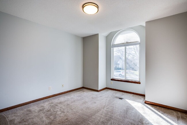 Building Photo - 112 S Springwood Dr