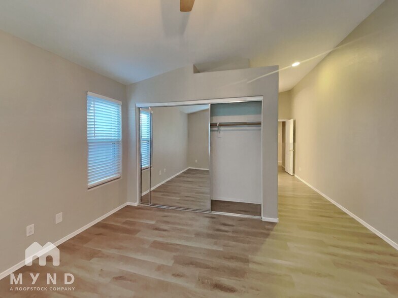 Building Photo - 8956 E Hillview St