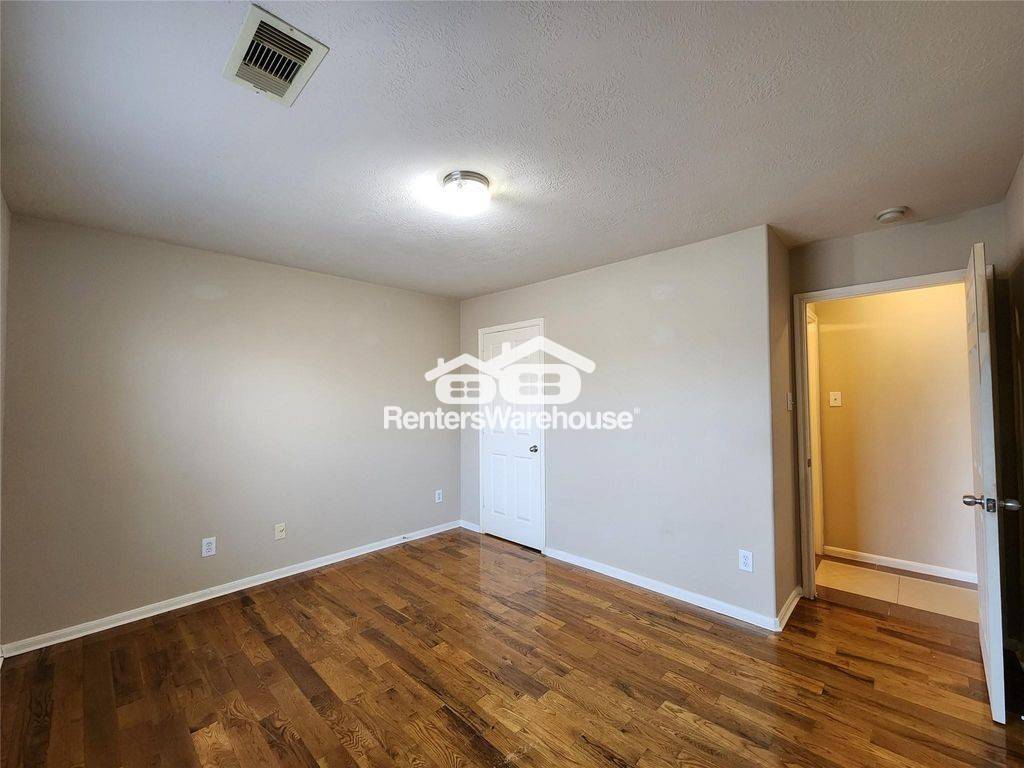 Building Photo - 11111 Valley Kings Dr