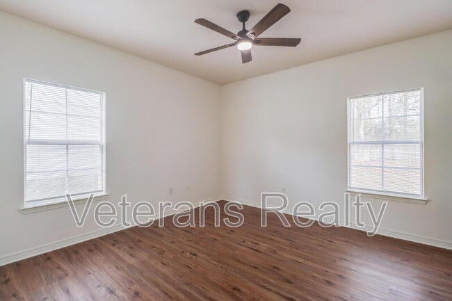 Building Photo - 18496 Devin Ct