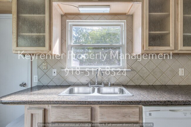 Building Photo - 2 Bed | 1 Bath in Tulsa!