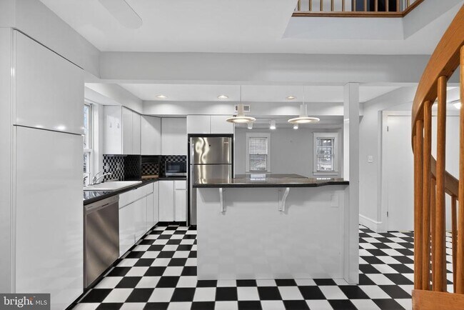 Building Photo - 18 GROVE St