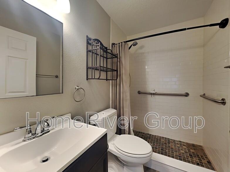 Building Photo - 915 Marlboro Dr