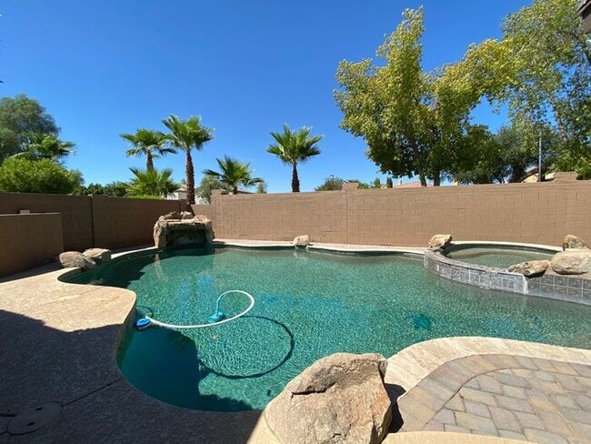 Building Photo - Very nice single level home