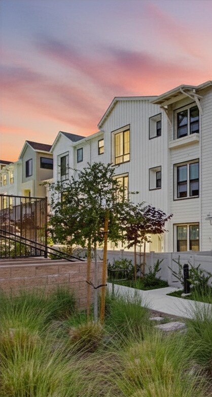 Building Photo - 2528 Delphinium Ln