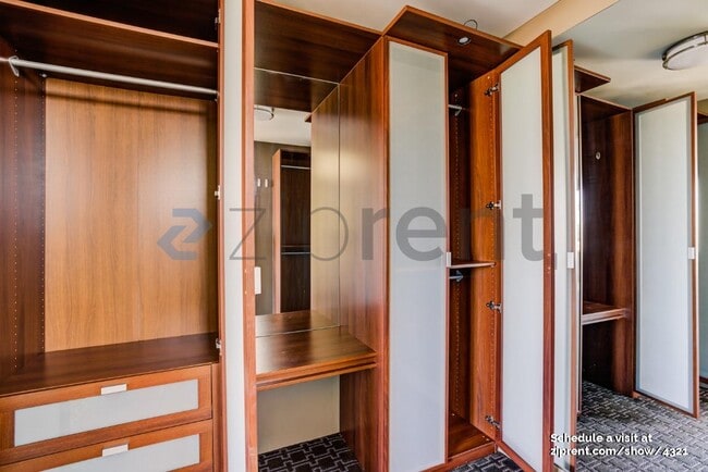 Building Photo - 921 Elizabeth St