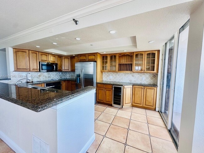 Building Photo - 2555 Collins Ave