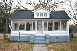 Building Photo - Charming 2BR / 2BA Home with Front Porch & Large Private Yard