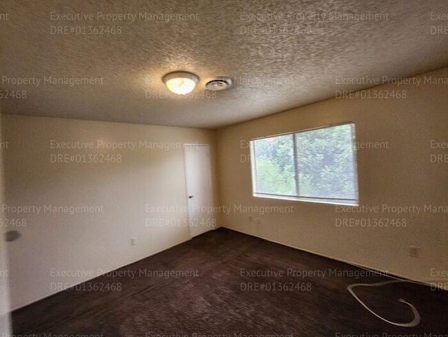 Building Photo - Townhouse unit. 2 bedrooms 1.5 bath call o...
