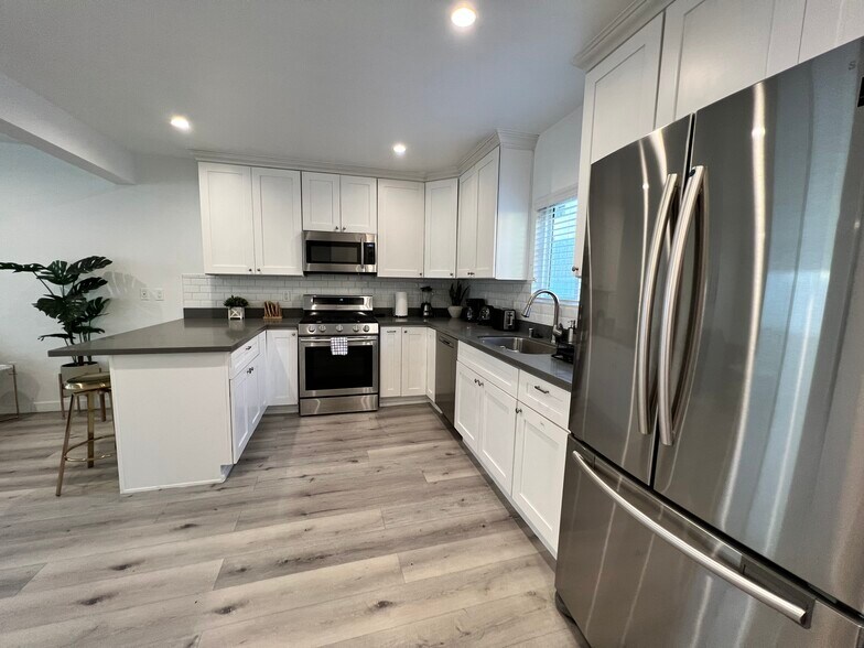 Kitchen - 1235 S Muirfield Rd