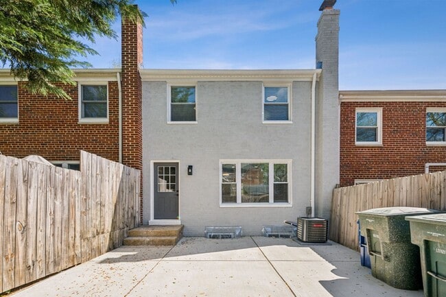Building Photo - Charming 3 Bed 2.5 Bath Interior Townhome ...