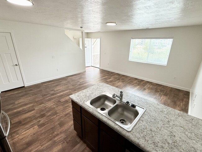 Building Photo - 676 E 550 S