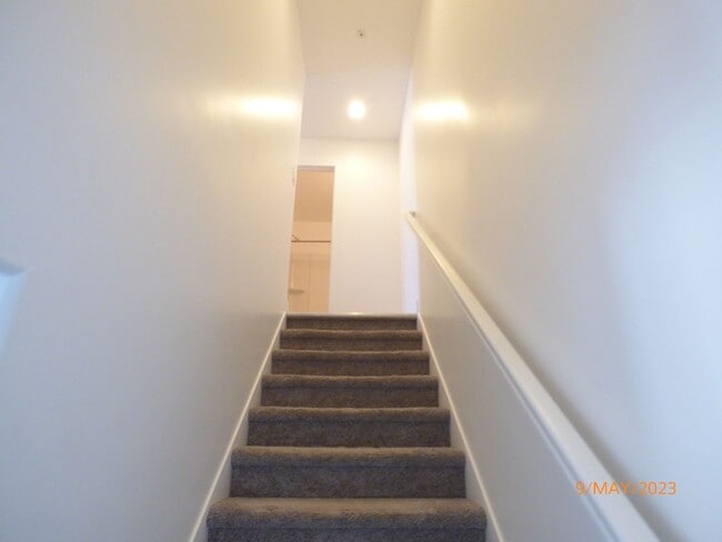 Building Photo - Upgraded 3 Bed 2.5 Bath Townhome in Herriman