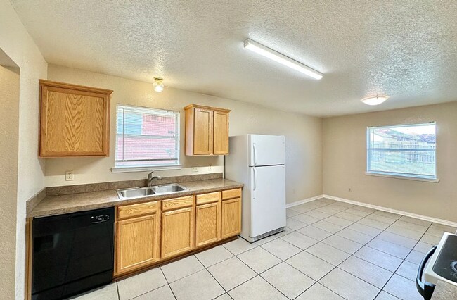 Building Photo - 4 Bedroom 2 Bath - Convenient Location