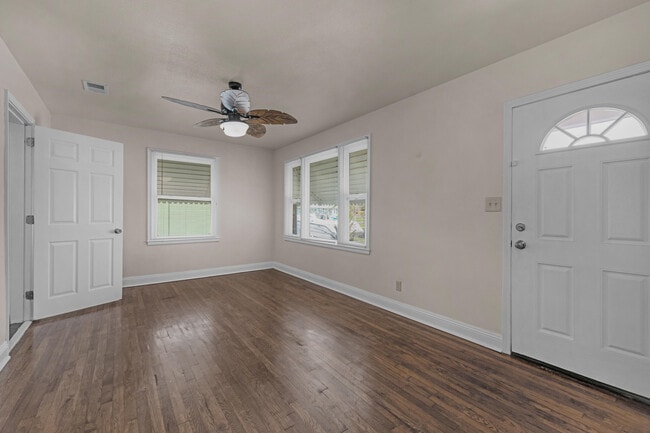 Building Photo - 303 SE Gilliland Rd