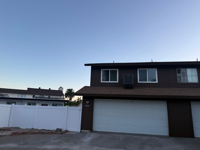 Building Photo - 8266-8266 Linden Rd