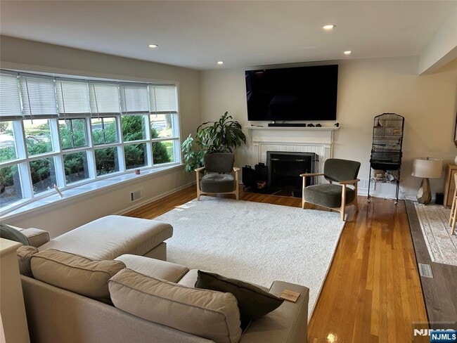 Building Photo - 339 Durie Ave