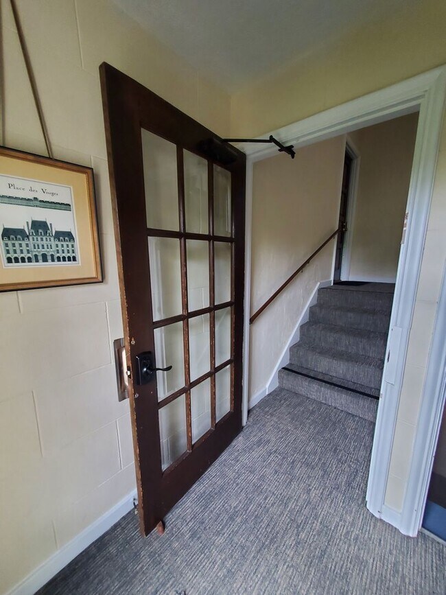 Building Photo - Top Floor Rockridge Two Bedroom Condo with...