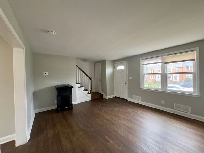 Building Photo - Spacious 3Bed/1.5Bath in Woodlawn