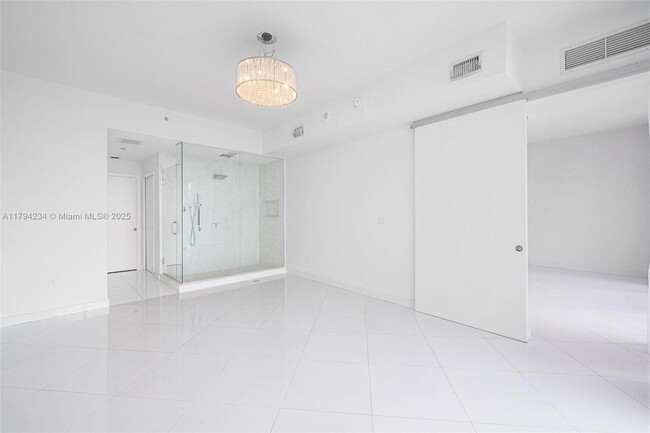 Building Photo - 2020 N Bayshore Dr