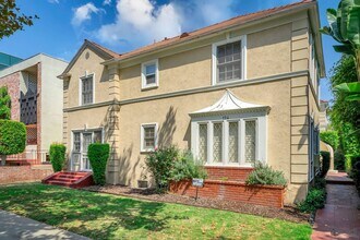 Building Photo - Lagre unit steps to the triangle!