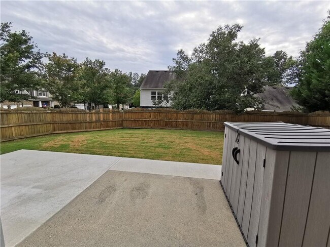 Building Photo - 2430 Woodford Ln NE