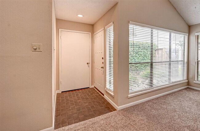 Building Photo - 13922 Hollowgreen Dr