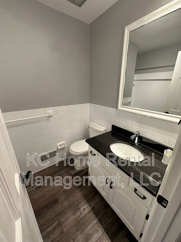 Building Photo - 209 NW Highland Ln