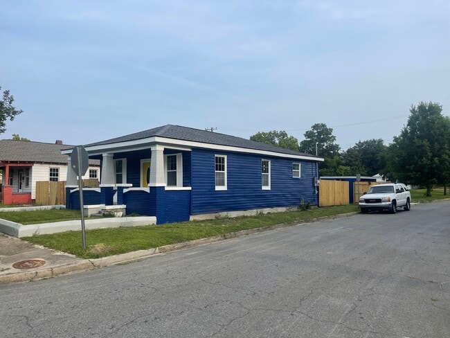 Building Photo - 801 Rockefeller St