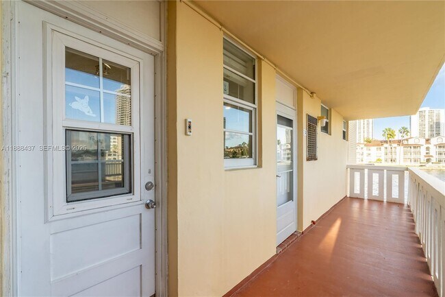 Building Photo - 2999 Point E Dr